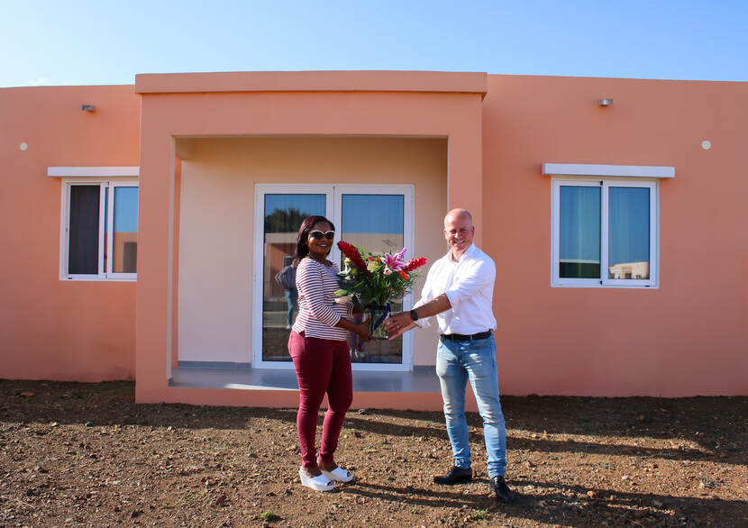 Knops feliciteert eerste koper woning met hypotheekgarantie op Bonaire