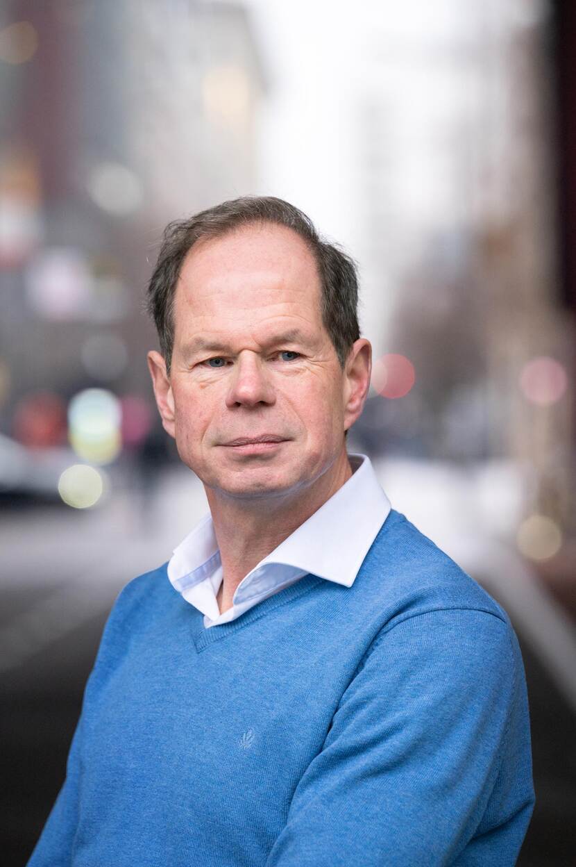 Staand portret van Matthijs van Gent op straat in Den Haag