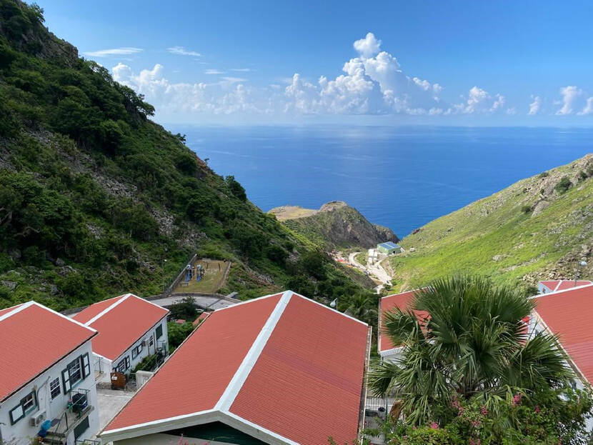 Uitzicht vanuit een sociale huurwoning op Saba.
